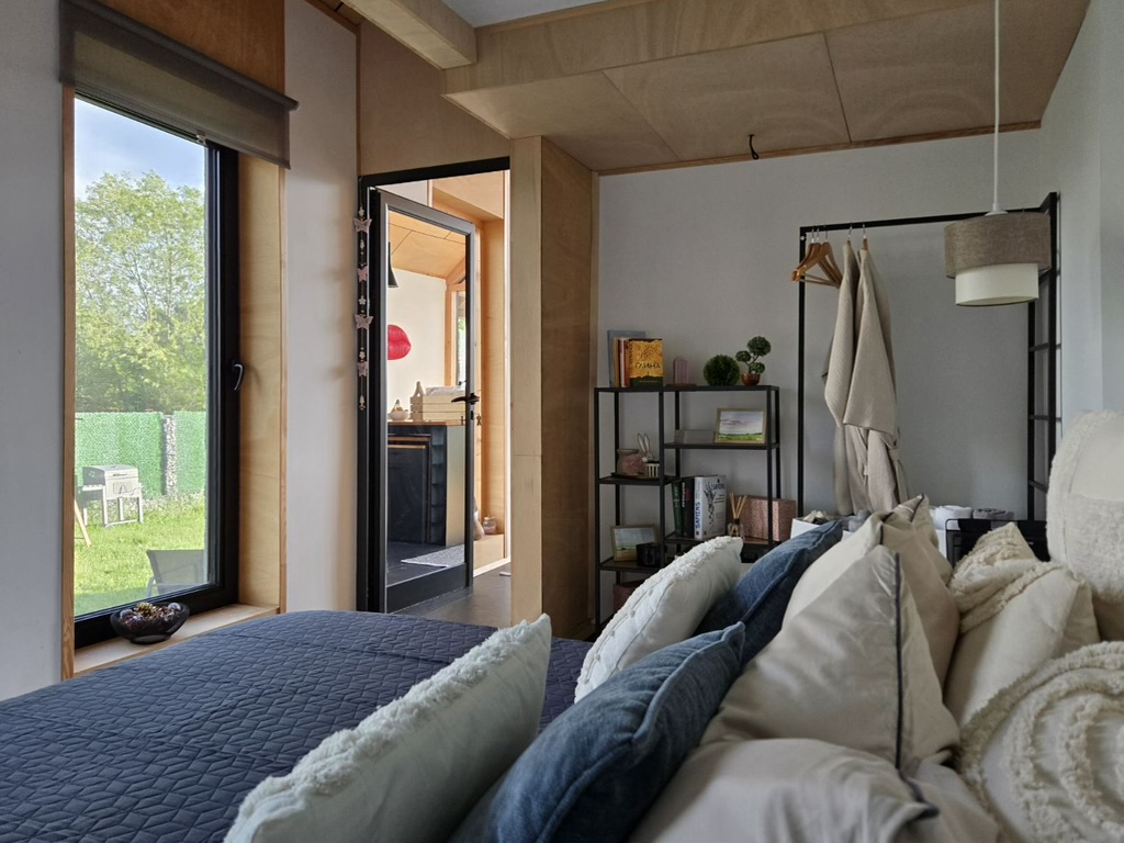 Bedroom with window to garden